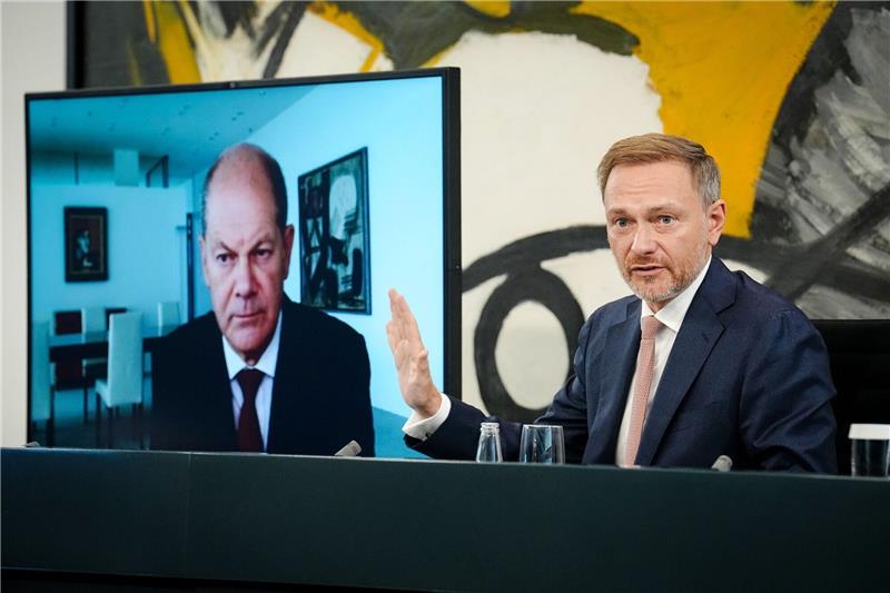 FDP-Schlappe in Niedersachsen: Ampel-Frieden in Gefahr? Bundesfinanzminister Christian Lindner (FDP) und Bundeskanzler Olaf Scholz (SPD) sprechen in Berlin über die Ampel-Pläne zur Energiekrise.