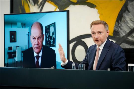 Bundesfinanzminister Christian Lindner (FDP) und Bundeskanzler Olaf Scholz (SPD) sprechen in Berlin über die Ampel-Pläne zur Energiekrise.