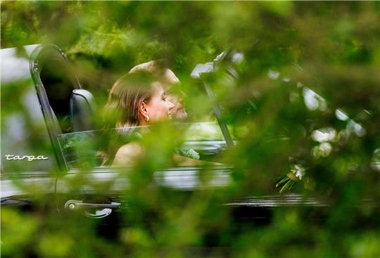 Bundesfinanzminister Christian Lindner (FDP) und seine Frau Franca Lehfeldt steigen nach der kirchlichen Trauung auf Sylt in einen Porsche Targa.