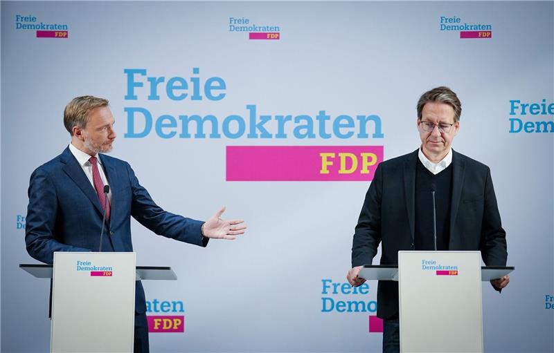 Bundesfinanzminister Christian Lindner (l) und der niedersächsische FDP-Spitzenkandidat Stefan Birkner geben eine Pressekonferenz.