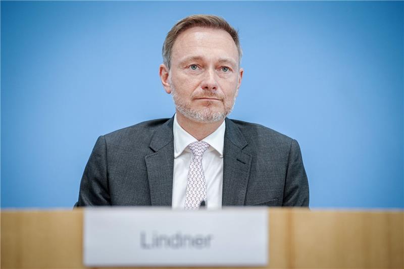 Lindner verlangt neuen Entwurf zu Kindergrundsicherung Bundesfinanzminister Christian Lindner sieht die vereinbarten Voraussetzungen im Entwurf zur neuen Sozialleistung nicht erfüllt.