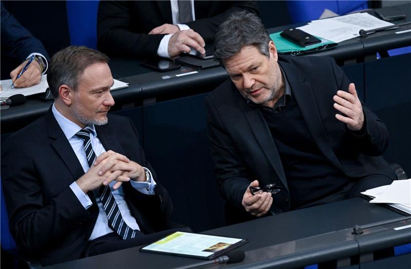 Debatte über Entlastungen für Firmen - Scholz zurückhaltend Bundesfinanzminister Christian Lindner und Wirtschaftsminister Robert Habeck wollen deutsche Unternehmen wettbewerbsfähiger machen.