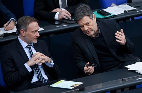 Bundesfinanzminister Christian Lindner und Wirtschaftsminister Robert Habeck wollen deutsche Unternehmen wettbewerbsfähiger machen.