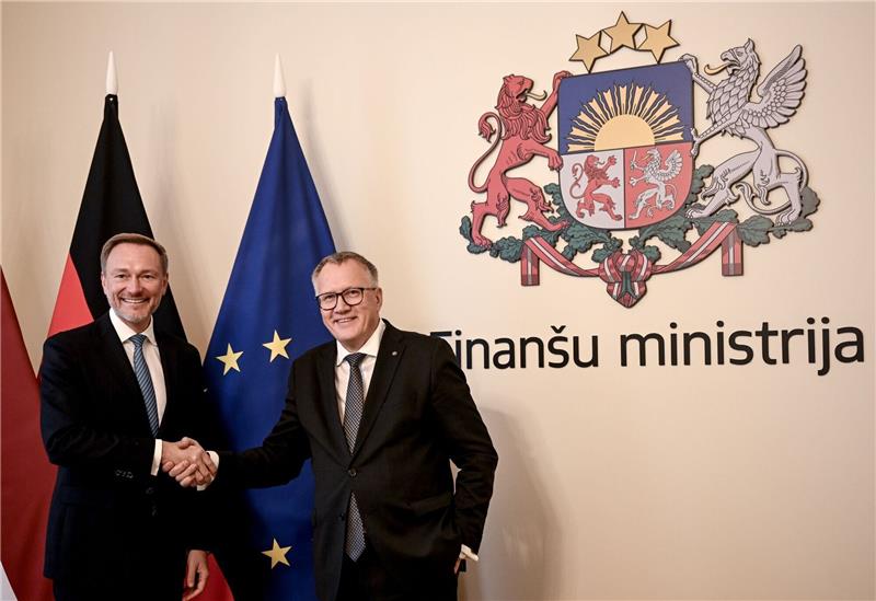 Lindner im Baltikum: Priorität auf Verteidigung setzen Bundesfinanzminister Christian Lindner wird in Riga von seinem lettischen Amtskollegen Arvils Aseradens (r) empfangen.