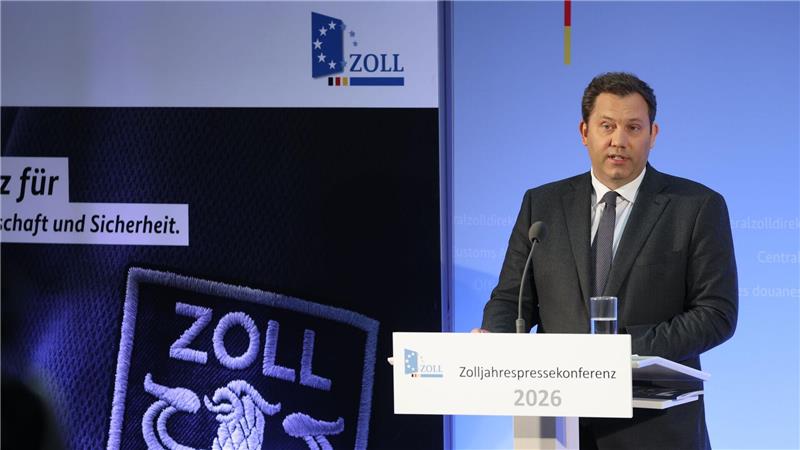 Bundesfinanzminister Klingbeil auf dem Flughafen Leipzig/Halle. Der deutsche Zoll soll gestärkt werden.