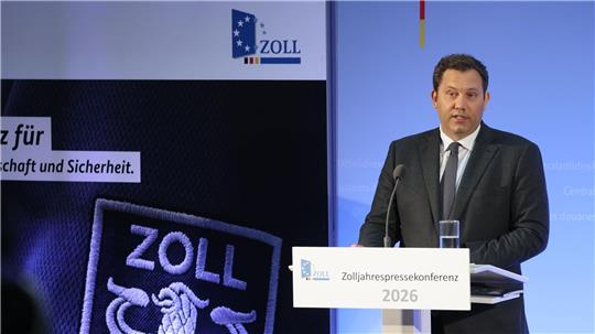 Bundesfinanzminister Klingbeil auf dem Flughafen Leipzig/Halle. Der deutsche Zoll soll gestärkt werden.