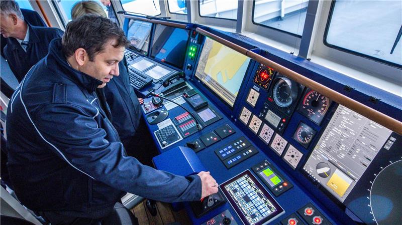 Bundesfinanzminister Lars Klingbeil (SPD) hat die Schiffbauer der Peene-Werft angesichts des neuen Zollschiffs „Friesland“ gelobt.