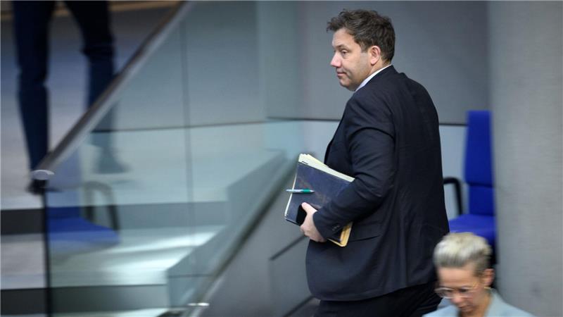 Bundesfinanzminister Lars Klingbeil (SPD) lehnt den Vorstoß der Länder nach mehr Finanzzusagen des Bundes ab.