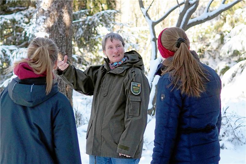 Apothekerin (58) tauscht Kittel gegen Rangerparka im Nationalpark Bundesfreiwillige Dorothea Koch (Mitte) hat Nationalpark-Besucher in die Moore und wilden Wälder rund um ihren Einsatzort in Torfhaus geführt. Foto: Nationalpark