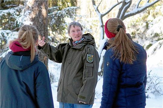 Bundesfreiwillige Dorothea Koch (Mitte) hat Nationalpark-Besucher in die Moore und wilden Wälder rund um ihren Einsatzort in Torfhaus geführt. Foto: Nationalpark