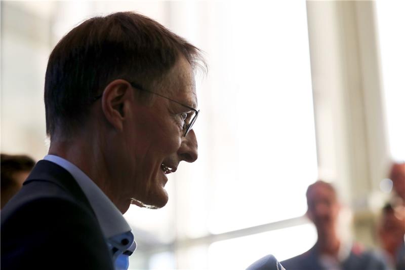 Bundesgesundheitsminister Karl Lauterbach (SPD) bei einem TV-Interview in Düsseldorf.