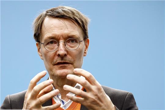 Bundesgesundheitsminister Karl Lauterbach (SPD) spricht bei einer Pressekonferenz.