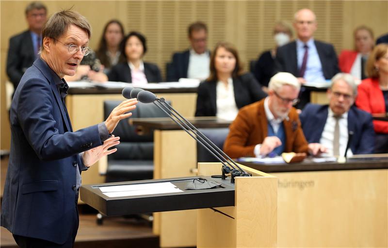 Mit Masken in den Herbst: Neue Corona-Regeln nehmen letzte Hürde Bundesgesundheitsminister Karl Lauterbach (SPD) spricht im Bundesrat. Foto: Wolfgang Kumm/DPA