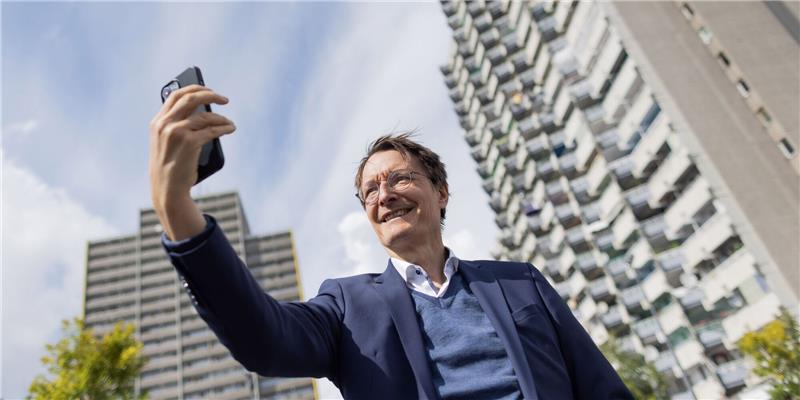Die Parteien und die Macht der AfD auf TikTok Bundesgesundheitsminister Karl Lauterbach ist jetzt auch auf der Kurzvideo-Plattform Tiktok aktiv.