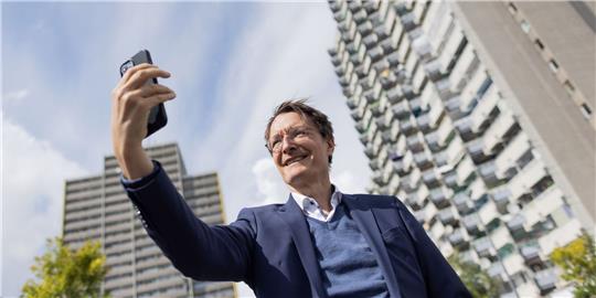 Bundesgesundheitsminister Karl Lauterbach ist jetzt auch auf der Kurzvideo-Plattform Tiktok aktiv.