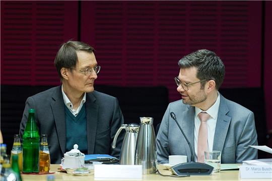 Bundesgesundheitsminister Karl Lauterbach (l, SPD) und Bundesjustizminister Marco Buschmann (FDP) bei der Sitzung des Vermittlungsausschuss von Bundestag und Bundesrat.