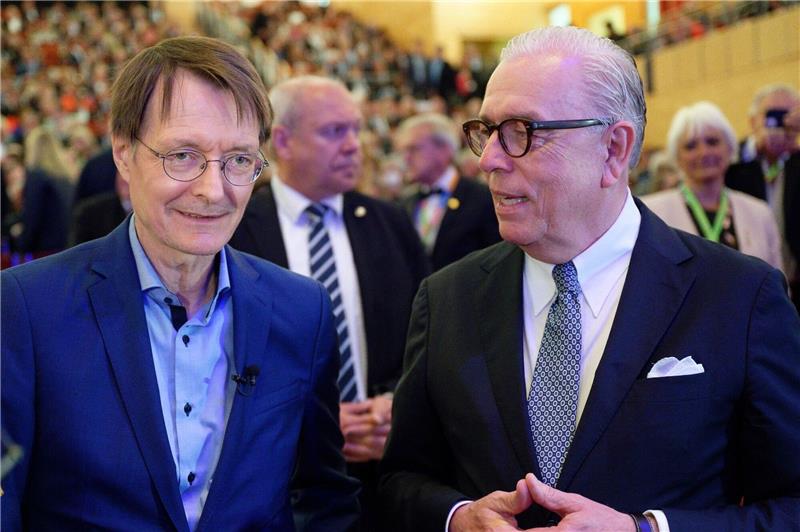 Ärztepräsident ruft zu umfassenderem Gesundheitsschutz auf Bundesgesundheitsminister Karl Lauterbach (l) und Ärztekammerpräsident Klaus Reinhardt beim Deutschen Ärztetag in Essen.