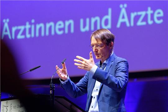 Bundesgesundheitsminister Karl Lauterbach spricht bei der Eröffnungsveranstaltung des 127. Deutschen Ärztetages.