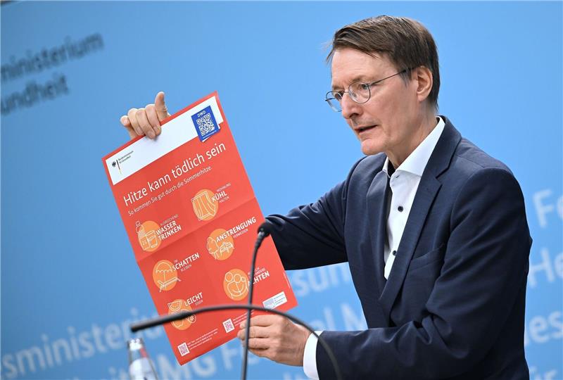 Lauterbach will Zahl der Hitzetoten in Deutschland halbieren Bundesgesundheitsminister Karl Lauterbach stellt in Berlin den Hitzeschutzplan vor.