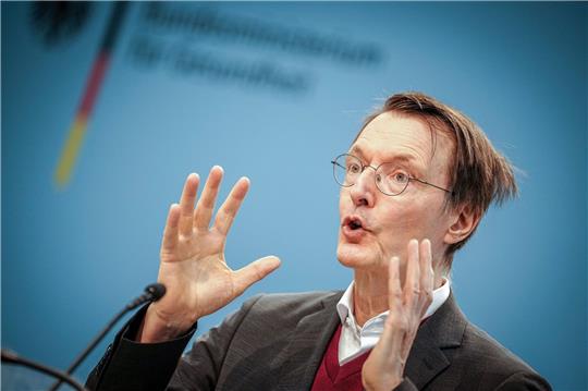 Bundesgesundheitsminister Karl Lauterbach will die Arbeitsbedingungen für Praxen verbessern, so dass mehr junge Medizinerinnen und Mediziner Hausärzte werden.