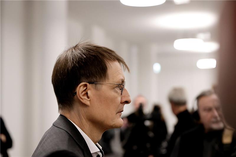 Bundesgesundheitsminister Karl Lauterbach will die Finanzierung homöopathischer Behandlungen durch gesetzliche Kassen streichen - damit stößt er auf teils heftige Kritik.