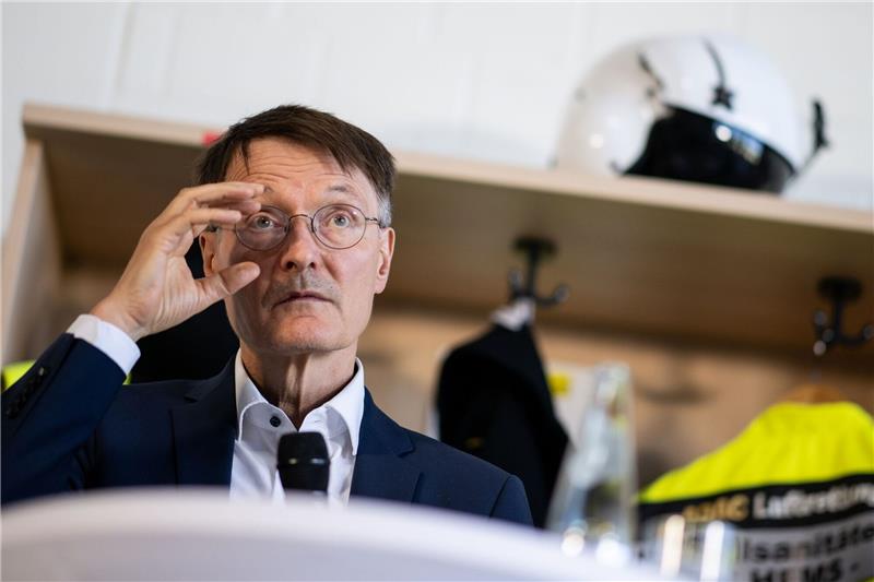 Lauterbach will den Rettungsdienst reformieren Bundesgesundheitsminister Karl Lauterbach will die Rettungsdienste mit Reformen stärken.