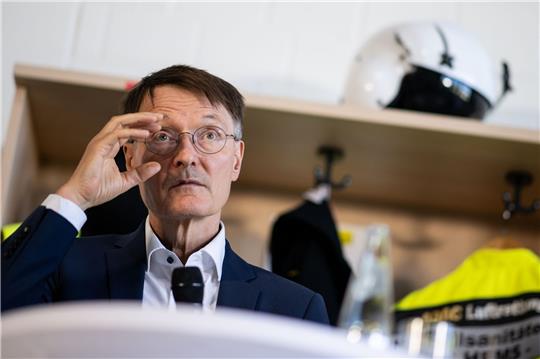 Bundesgesundheitsminister Karl Lauterbach will die Rettungsdienste mit Reformen stärken.