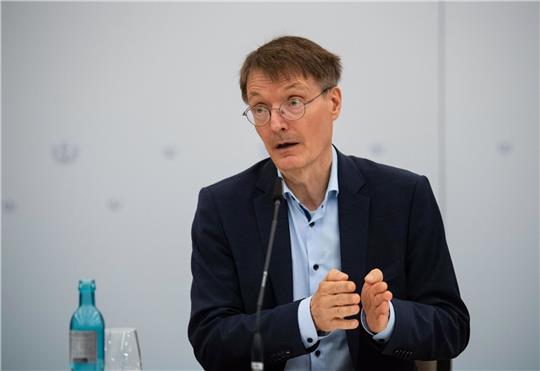 Bundesgesundheitsminister Karl Lauterbach zufolge werden die Corona-Einreiseregeln bald gelockert.