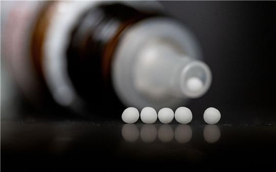 Bundesgesundheitsminister Lauterbach will «die Möglichkeit der Krankenkassen, in der Satzung auch homöopathische und anthroposophische Leistungen vorzusehen, streichen».