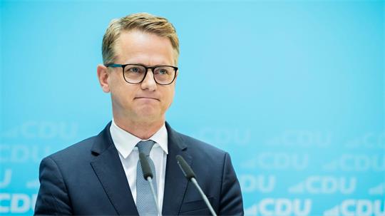 Bundesgesundheitsminister Linnemann will die eigentlich geplante Kürzung von Rentenansprüchen pflegender Angehöriger stoppen. (Archivbild)