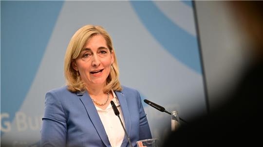 Bundesgesundheitsministerin Nina Warken (CDU) will nicht nur sparen, sondern auch neue Weichen stellen. 