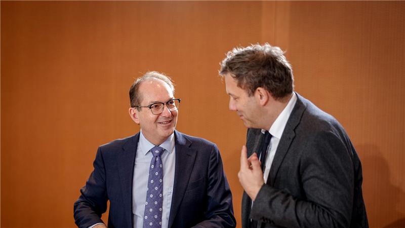 Bundesinnenminister Alexander Dobrindt (CSU) betont, dass Deutschland über den neuen Solidaritätsmechanismus zunächst keine zusätzlichen Asylbewerber aufnehmen müsse - auch weil so viele Flüchtlinge aus der Ukraine hierzulande leben. 