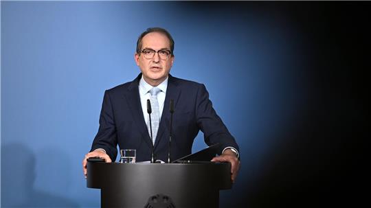 Bundesinnenminister Alexander Dobrindt (CSU) hält nichts von einem AfD-Verbotsverfahren, lässt die Partei aber weiterhin durch den Inlandsgeheimdienst beobachten. 