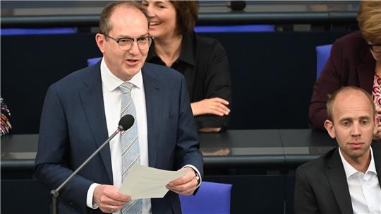 Bundesinnenminister Alexander Dobrindt (CSU) hat die verschärften Grenzkontrollen verteidigt.