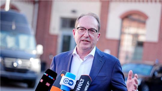Bundesinnenminister Alexander Dobrindt (CSU) hat gemeinsame Grenzkontrollen auf der deutschen Seite der deutsch-polnischen Grenze angeboten. (Archivbild)