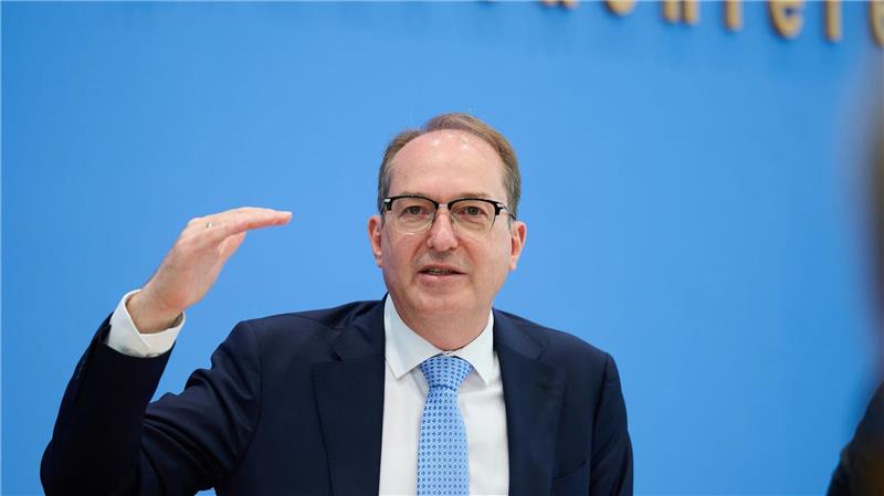 Was die EU-Asylreform bringen soll Bundesinnenminister Alexander Dobrindt (CSU) hofft, bis Ende des Jahres Vereinbarungen für Abschiebezentren in Drittstaaten geschaffen zu haben. (Archivbild)
