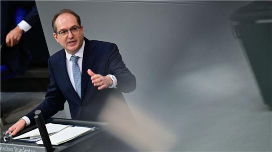 Bundesinnenminister Alexander Dobrindt (CSU) lobte die eigene Migrationspolitik als Erfolg.