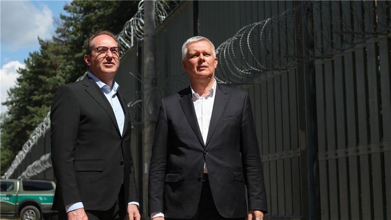 Bundesinnenminister Alexander Dobrindt (CSU) nennt funktionierende Außengrenzkontrollen als eine Voraussetzung für ein Ende der deutschen Binnengrenzkontrollen. (Archivfoto)