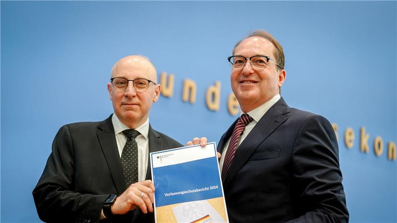 Verfassungsschutzbericht: Deutlich mehr Extremisten im Blick Bundesinnenminister Alexander Dobrindt (CSU) stellt den Jahresbericht zusammen mit BfV-Vizepräsident Sinan Selen vor.