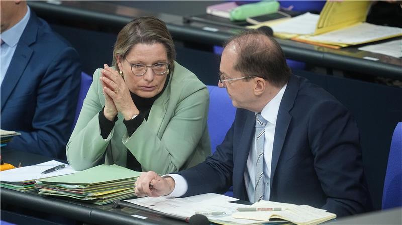 Bundesinnenminister Alexander Dobrindt (CSU) und Bundesjustizministerin Stefanie Hubig (SPD) haben viel zu besprechen. Neben den Scheinvaterschaften gehört dazu auch die Verpflichtung zur Speicherung von IP-Adressen. (Archivbild) 