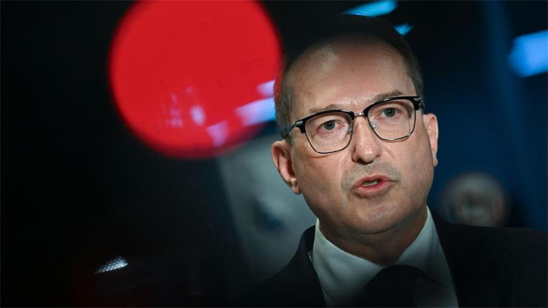 Kabinett will Nachrichtendiensten aktive Abwehr erlauben Bundesinnenminister Alexander Dobrindt (CSU) war es dem Vernehmen nach wichtig, dass die Regeln für den Verfassungsschutz zusammen mit der Reform des BND-Gesetzes auf den Weg gebracht werden. (Archivbild)