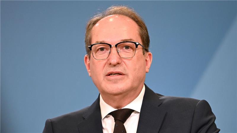 Bundesinnenminister Alexander Dobrindt (CSU) wertet die gesunkene Zahl von Asylerstanträgen als Erfolg. (Archivfoto)