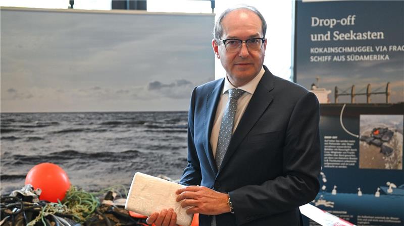 BKA-Präsident: Cannabisgesetz macht es der Polizei schwer Bundesinnenminister Alexander Dobrindt (CSU) zeigte bei einer Pressekonferenz im Bundeskriminalamt im Herbst Kokainpakete. Sie wurden vor der Insel Borkum ins Wasser geworfen. (Archivbild)