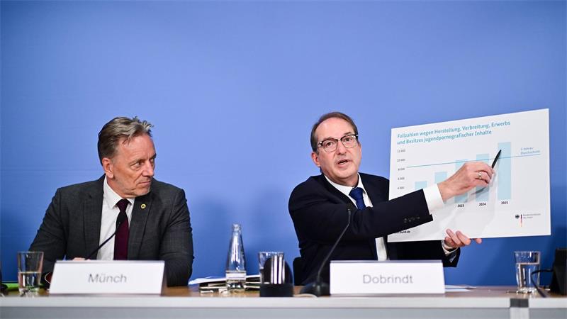 Bundesinnenminister Alexander Dobrindt (r.) und BKA-Chef Holger Münch präsentieren aktuelle Zahlen zu sexuellem Missbrauch von Kindern und Jugendlichen.  