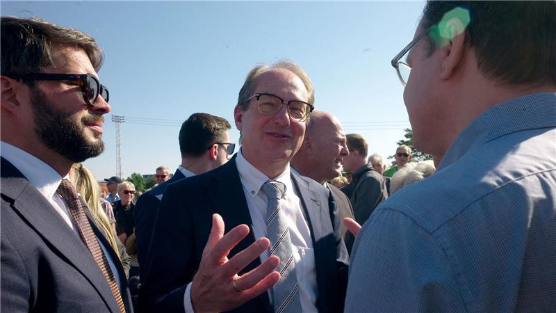 Bundesinnenminister Alexander Dobrindt redet mit einem tschechischen Teilnehmer des Versöhnungsmarschs von Pohorelice nach Brünn (Brno).