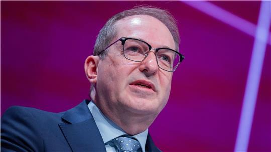 Bundesinnenminister Alexander Dobrindt will mehr Mitarbeiter des Verfassungschutzes im Kampf gegen den Linksextremismus einsetzen.