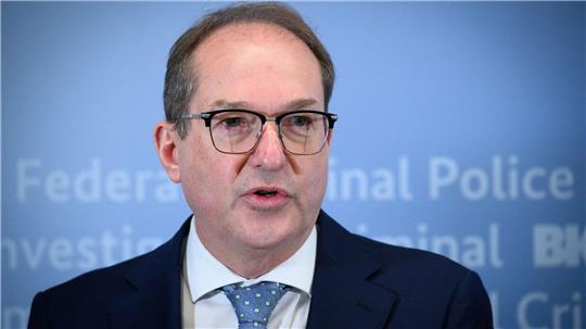 Bundesinnenminister Dobrindt will Asylbewerber schneller in Arbeit bringen. (Archivfoto)