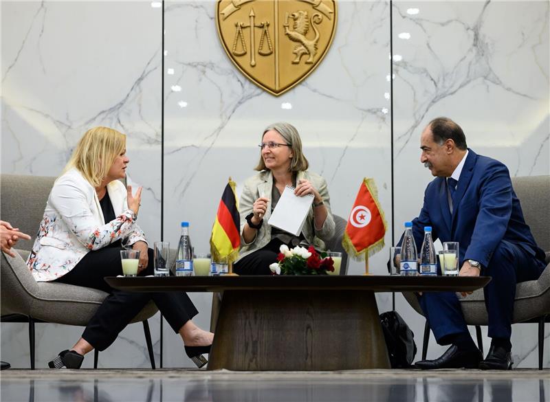 Faeser: Gespräche über Migration und Seenotrettung in Tunis Bundesinnenminister Nancy Faeser (l) spricht in Tunis mit ihrem tunesischen Amtskollegen Kamel Fekih.
