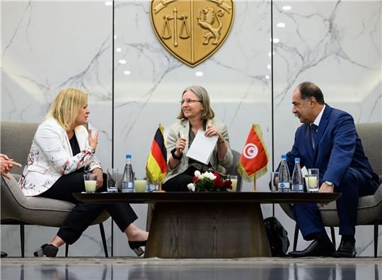 Bundesinnenminister Nancy Faeser (l) spricht in Tunis mit ihrem tunesischen Amtskollegen Kamel Fekih.