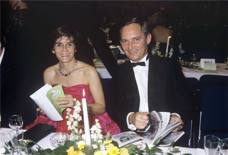 Bundesinnenminister Wolfgang Schäuble und seine Frau Ingeborg 1988 auf dem Bundespresseball in Bonn.